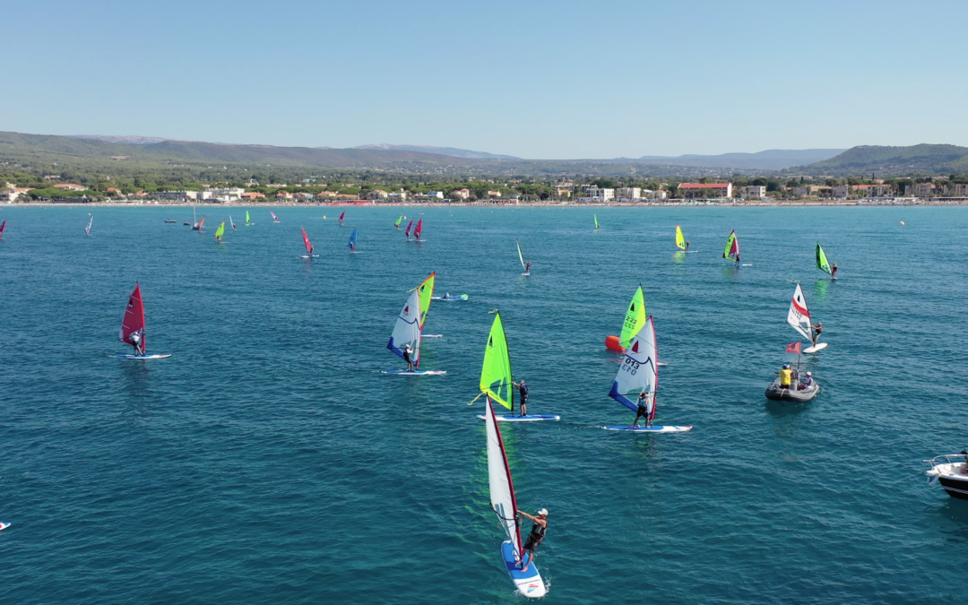 Vidéastes et drone : Reportage de compétition de planche-à-voiles à Saint Cyr sur Mer